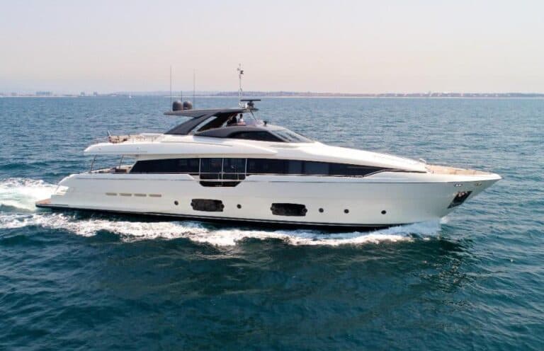 96′ Ferretti, yacht for rent in Cartagena