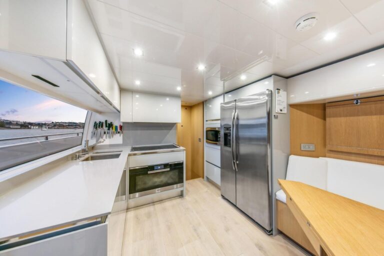 Yate Ferretti 96′ en Cartagena (foto 4 de 20)
