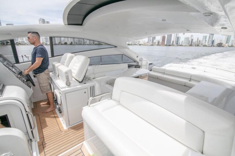 Private charter in Cartagena (photo 10 of 13)