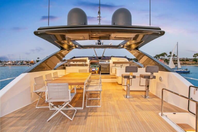 Yate Ferretti 96′ en Cartagena (foto 2 de 20)
