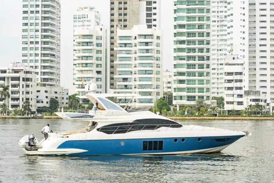 64' Flybridge Yacht Rental