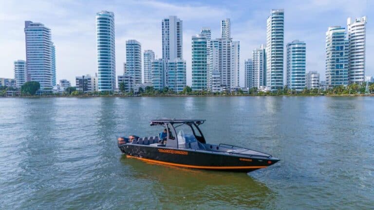 34′ Black Series, speedboat for rent in Cartagena