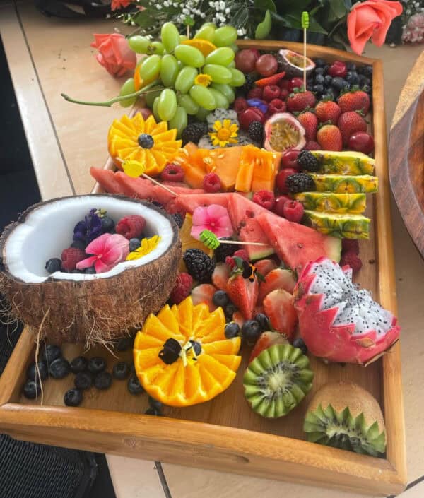 Bandeja de frutas tropicales mediana