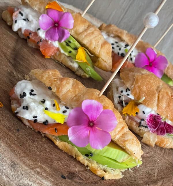 Mini croissants de salmón y burrata (12 unidades)