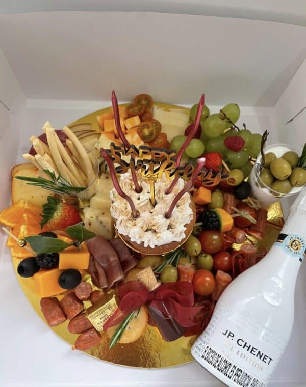 Tabla de charcutería para celebrar cumpleaños