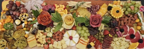 Tabla de charcutería floral para centro de mesa