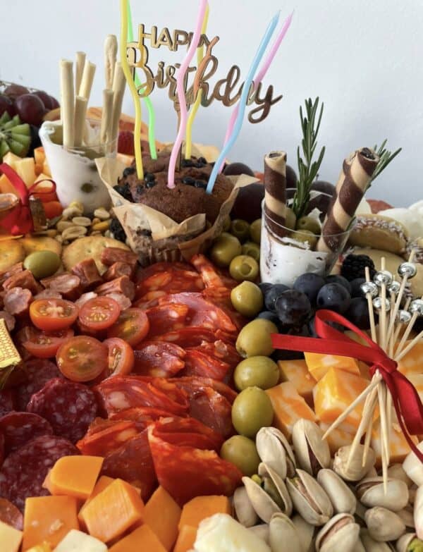 Tabla de charcutería de cumpleaños