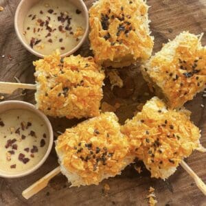 Crunchy baby corn coated in crispy flakes and sesame seeds, served with honey mustard dipping sauce.