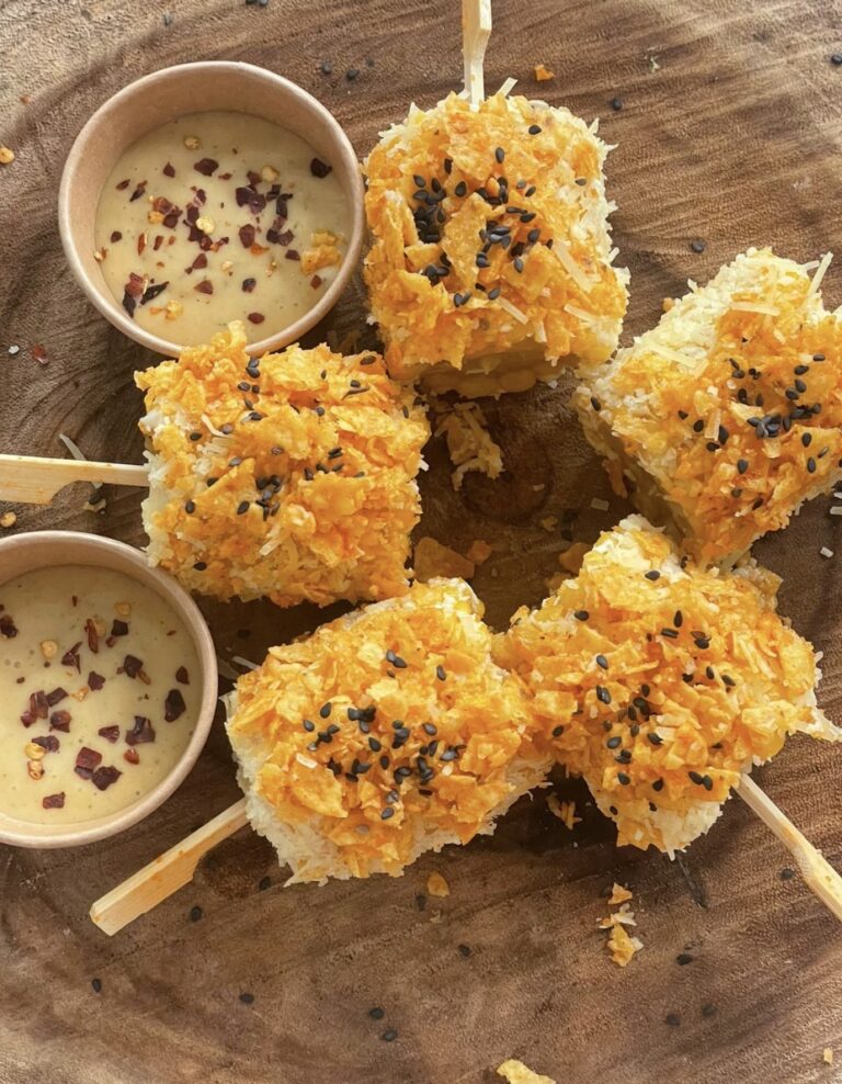 Crunchy baby corn coated in crispy flakes and sesame seeds, served with honey mustard dipping sauce