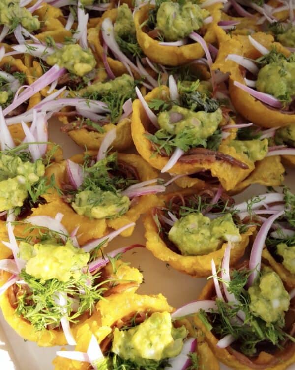 Patacones con carne desmechada (12 unidades)