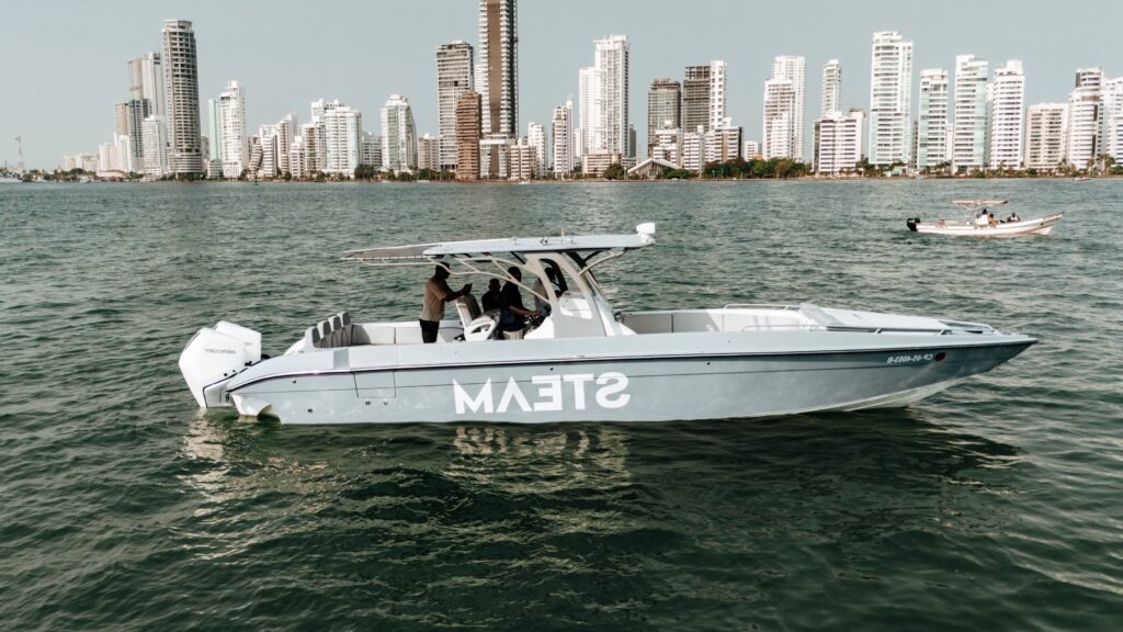38 ft speedboat boat rental in Cartagena — profile with the city skyline
