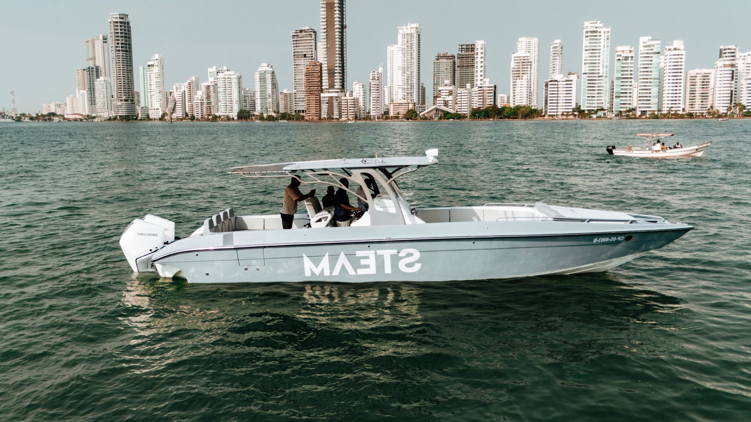 38 ft speedboat boat rental in Cartagena — profile with the city skyline