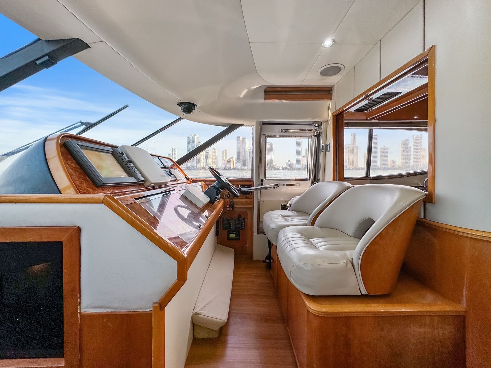 Lower helm and salon seating
