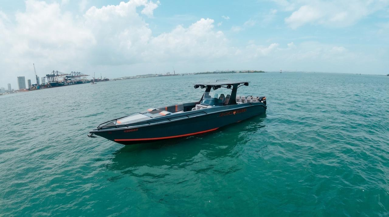 38-foot speedboat bow view in Cartagena harbor