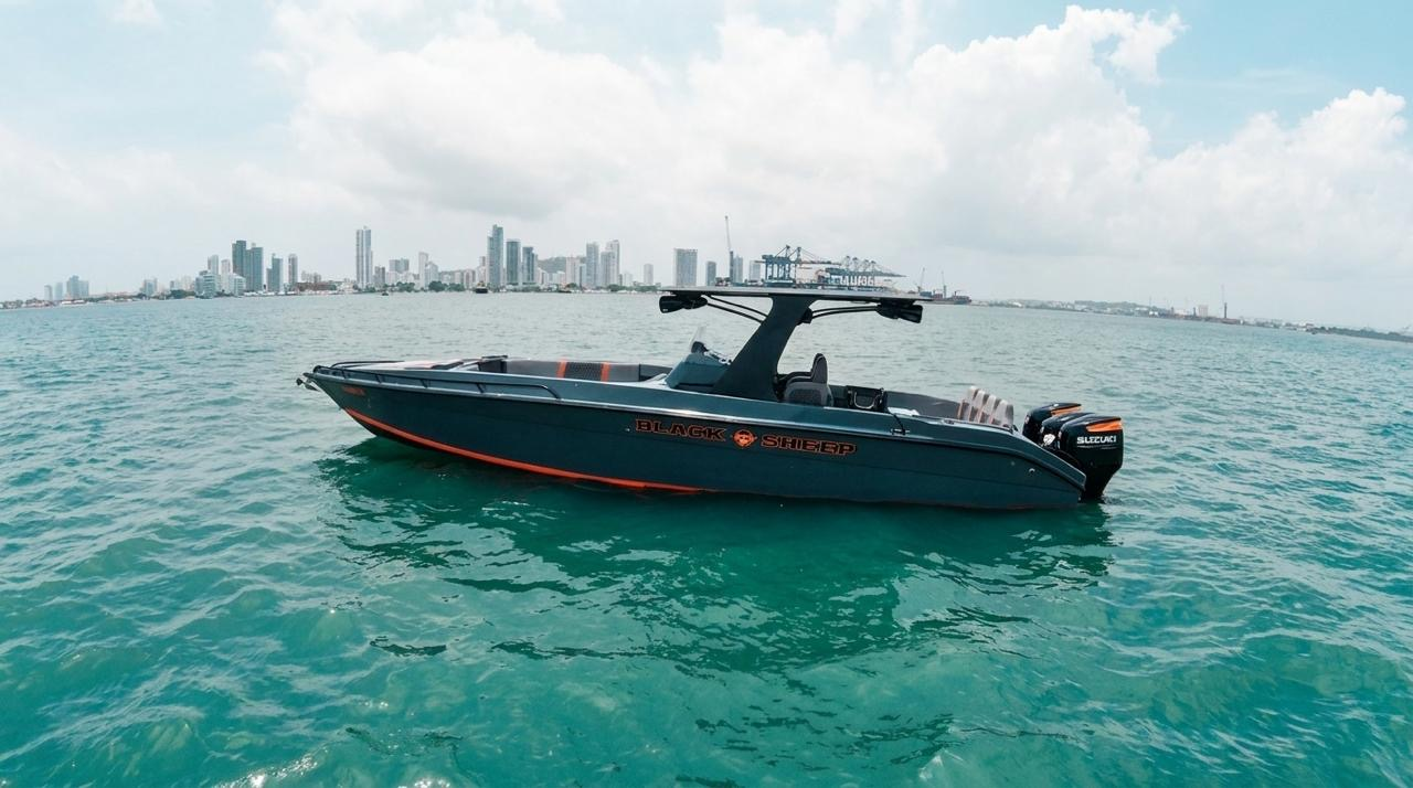 38' luxury speedboat rental in Cartagena — side profile on the bay