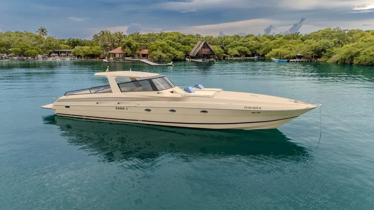 Private yacht rental in Cartagena — 60 ft Cherokee profile by the islands