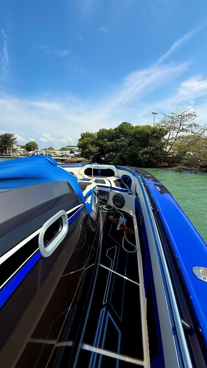 Hull and deck detail of the 42 Racing speedboat