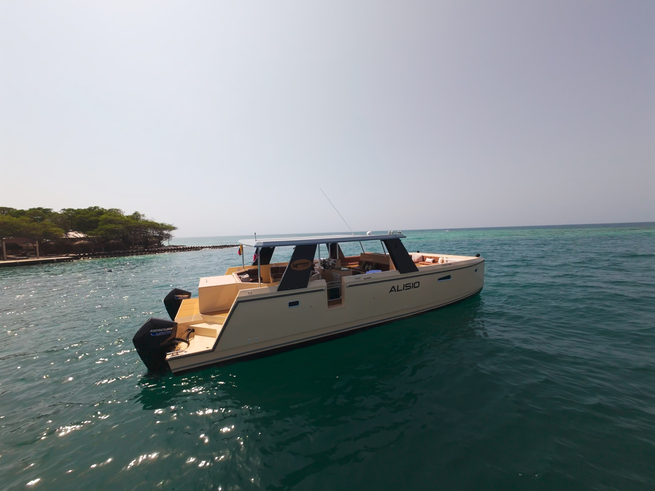 Alisio 45 powercat side view with outboard engines