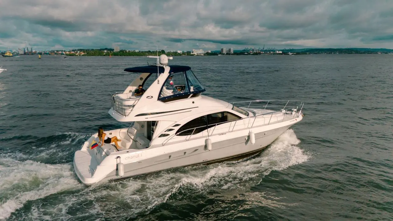 44-foot Sea Ray flybridge yacht cruising in Cartagena Bay