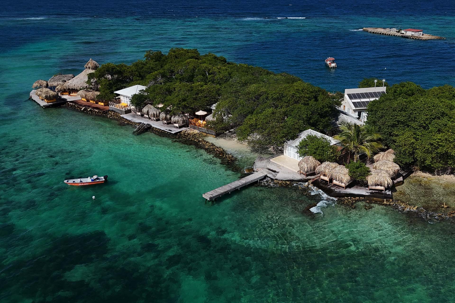 Vista aerea de la isla privada rodeada de agua turquesa en las Islas del Rosario