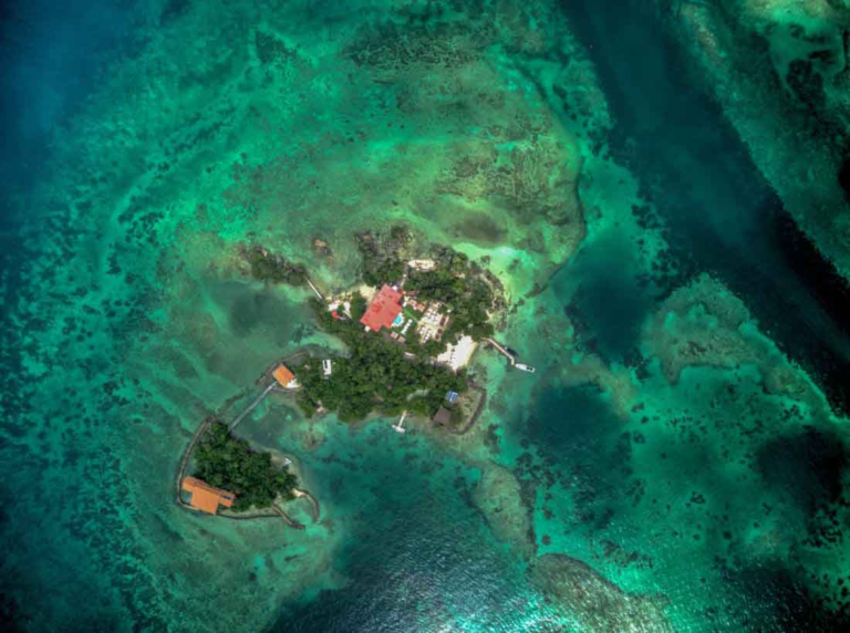 Muelle de madera hacia la isla en un pasadia por las Islas del Rosario
