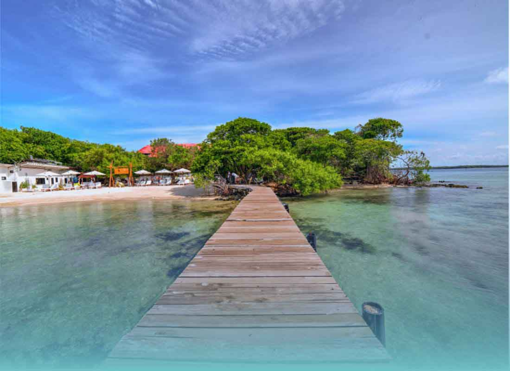 Muelle de madera hacia la isla en un pasadia por las Islas del Rosario