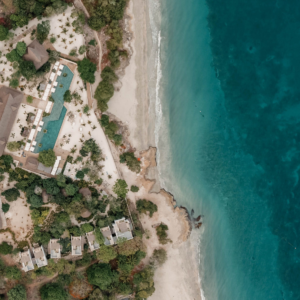Pasadia en Makani, Tierra Bomba: vista aerea de la playa con asoleadoras frente al mar