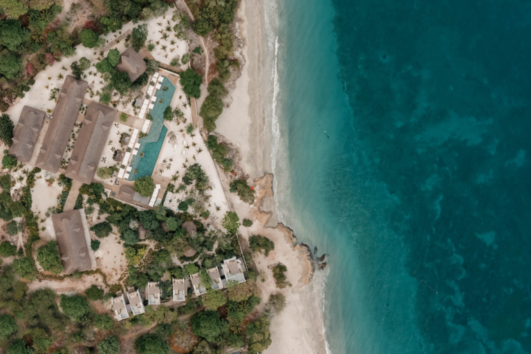 Pasadia en Makani, Tierra Bomba: vista aerea de la playa con asoleadoras frente al mar