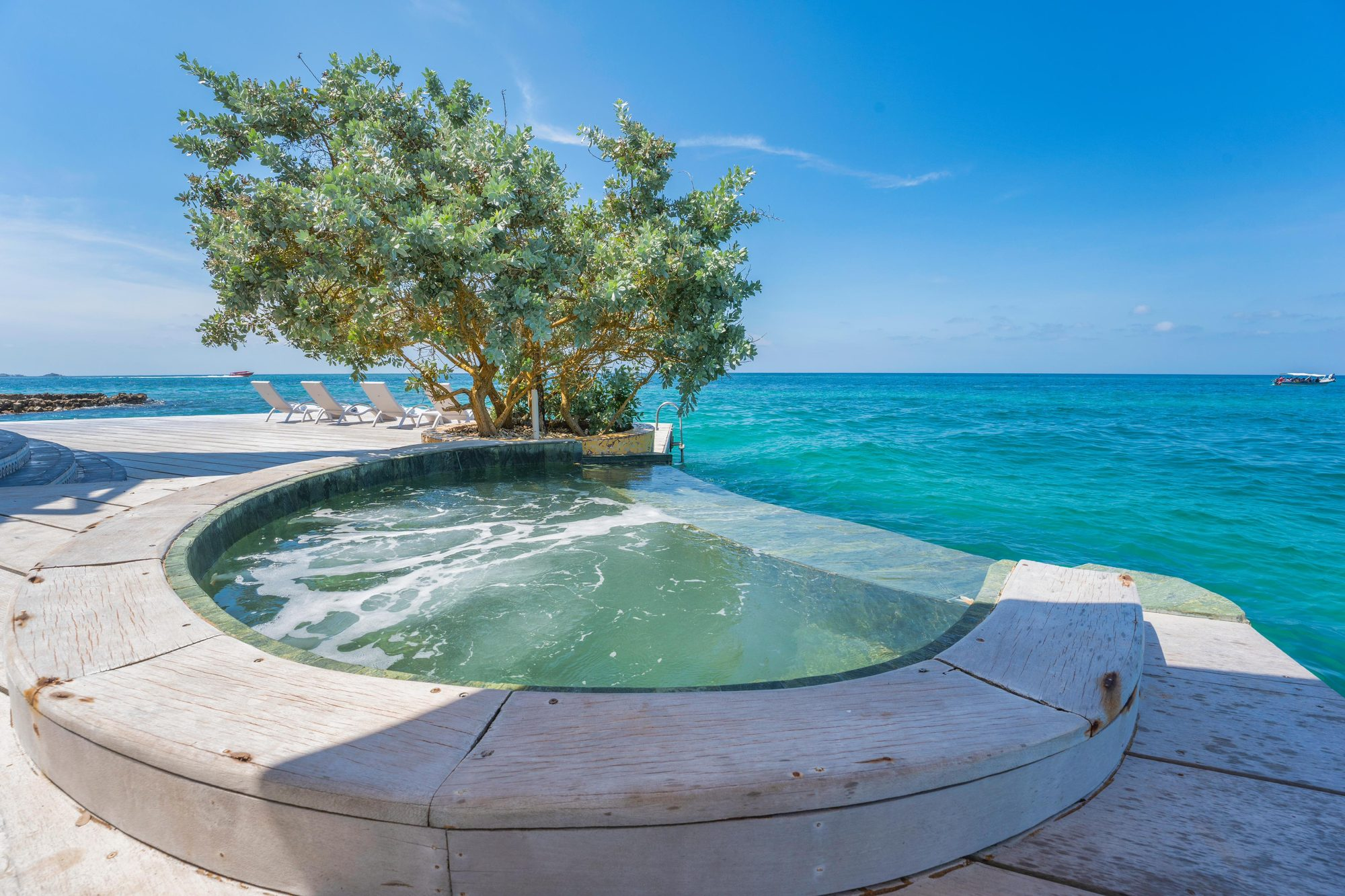 Private villa in the Rosario Islands — infinity pool at the sea’s edge