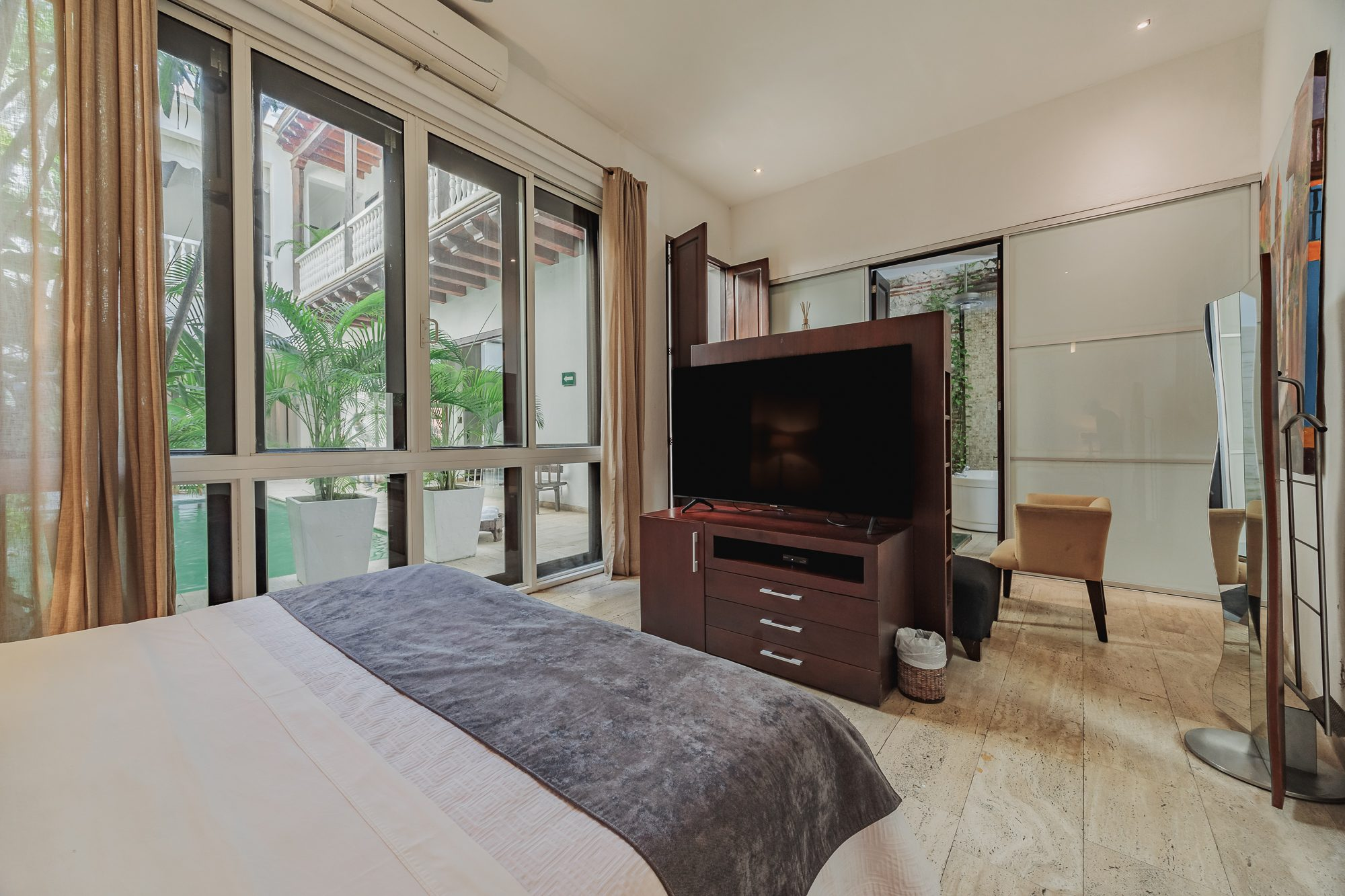 Walled City villa Cartagena — colonial mansion, patio pool and suites