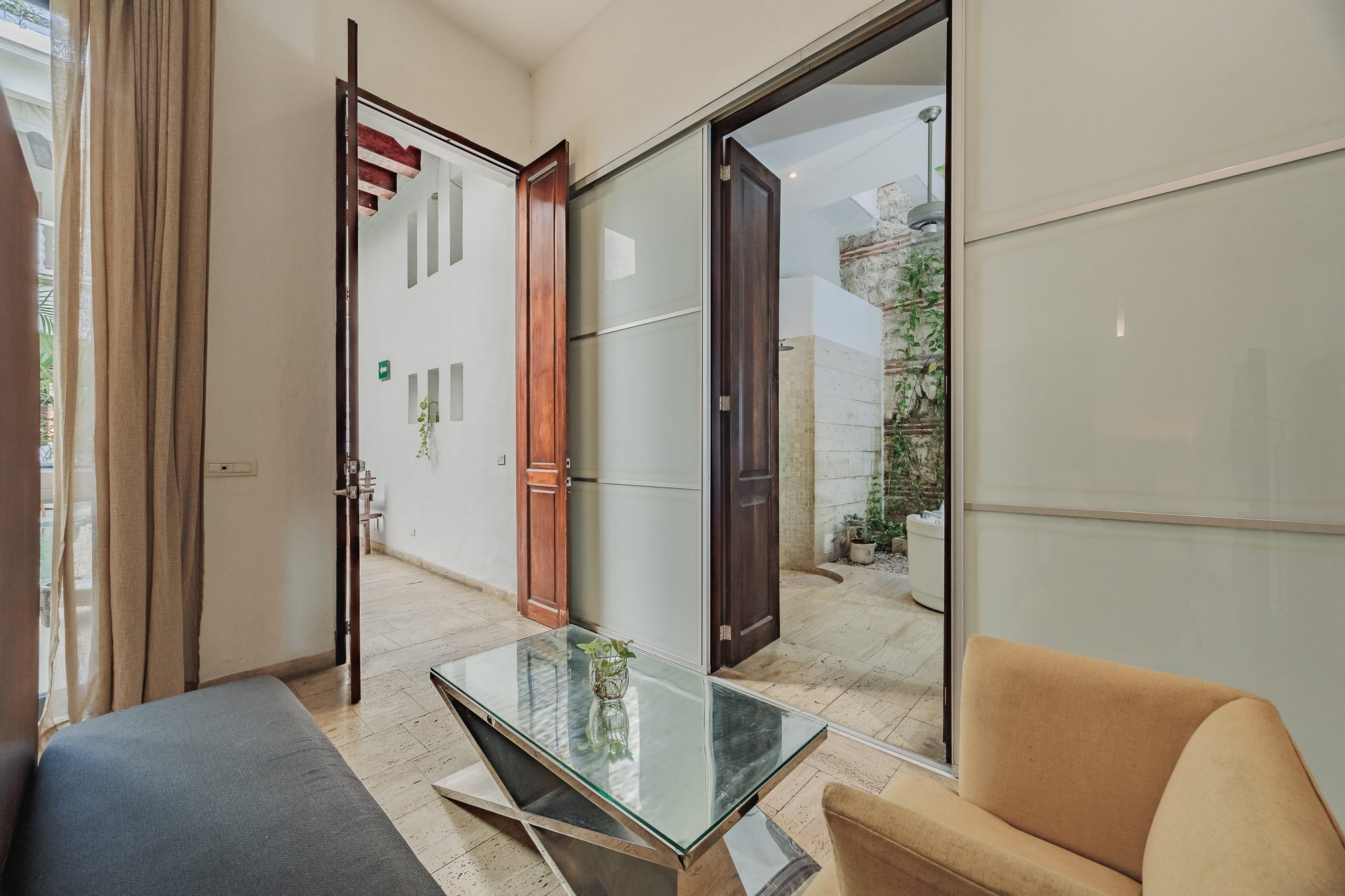 Walled City villa Cartagena — colonial mansion, patio pool and suites