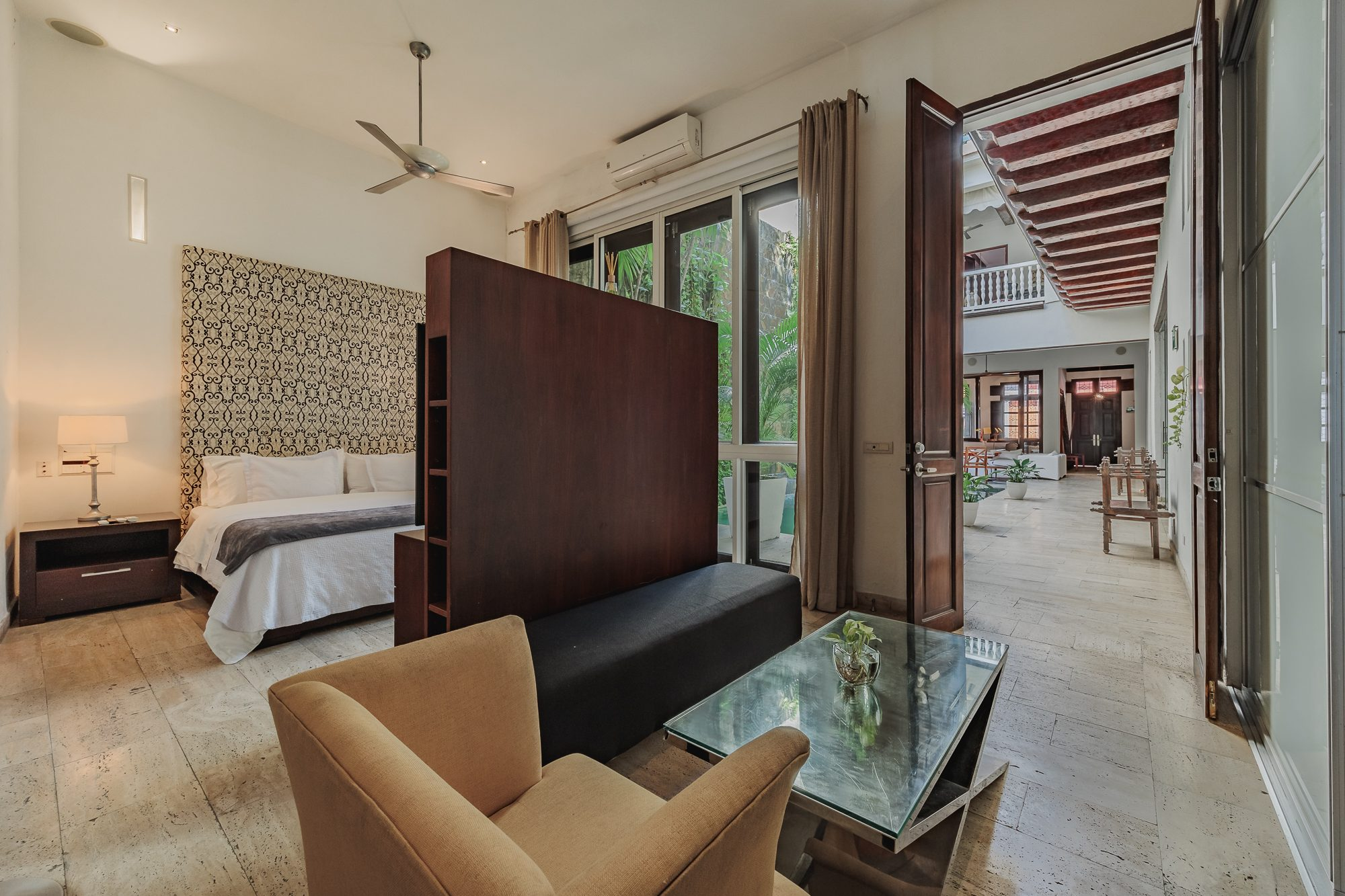 Walled City villa Cartagena — colonial mansion, patio pool and suites