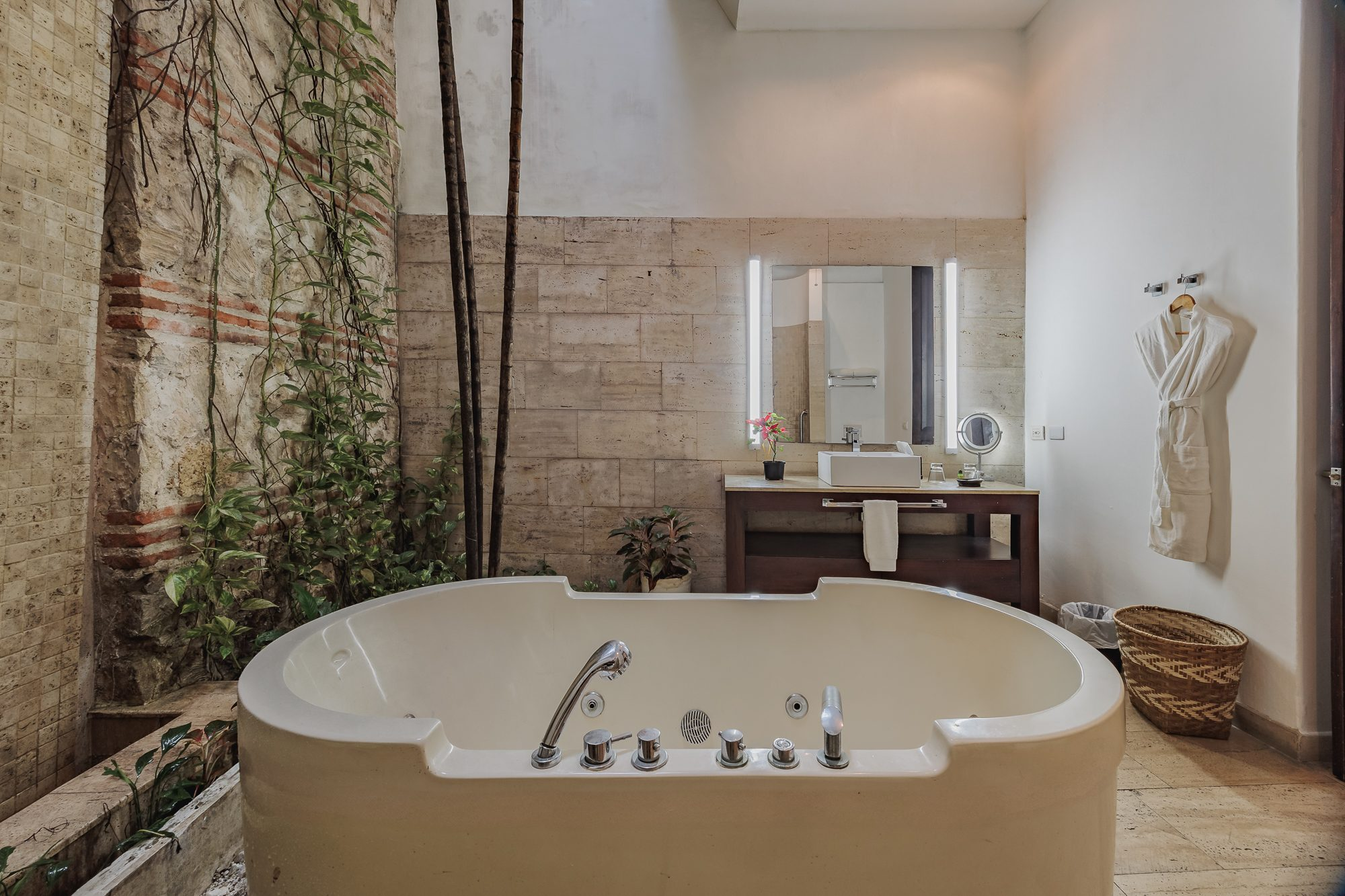 Walled City villa Cartagena — colonial mansion, patio pool and suites