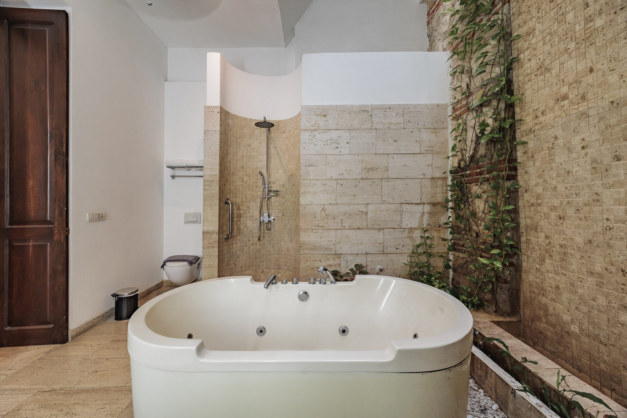 Walled City villa Cartagena — colonial mansion, patio pool and suites