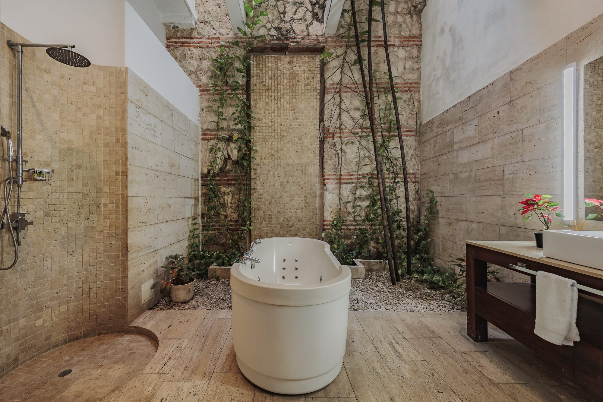 Walled City villa Cartagena — colonial mansion, patio pool and suites