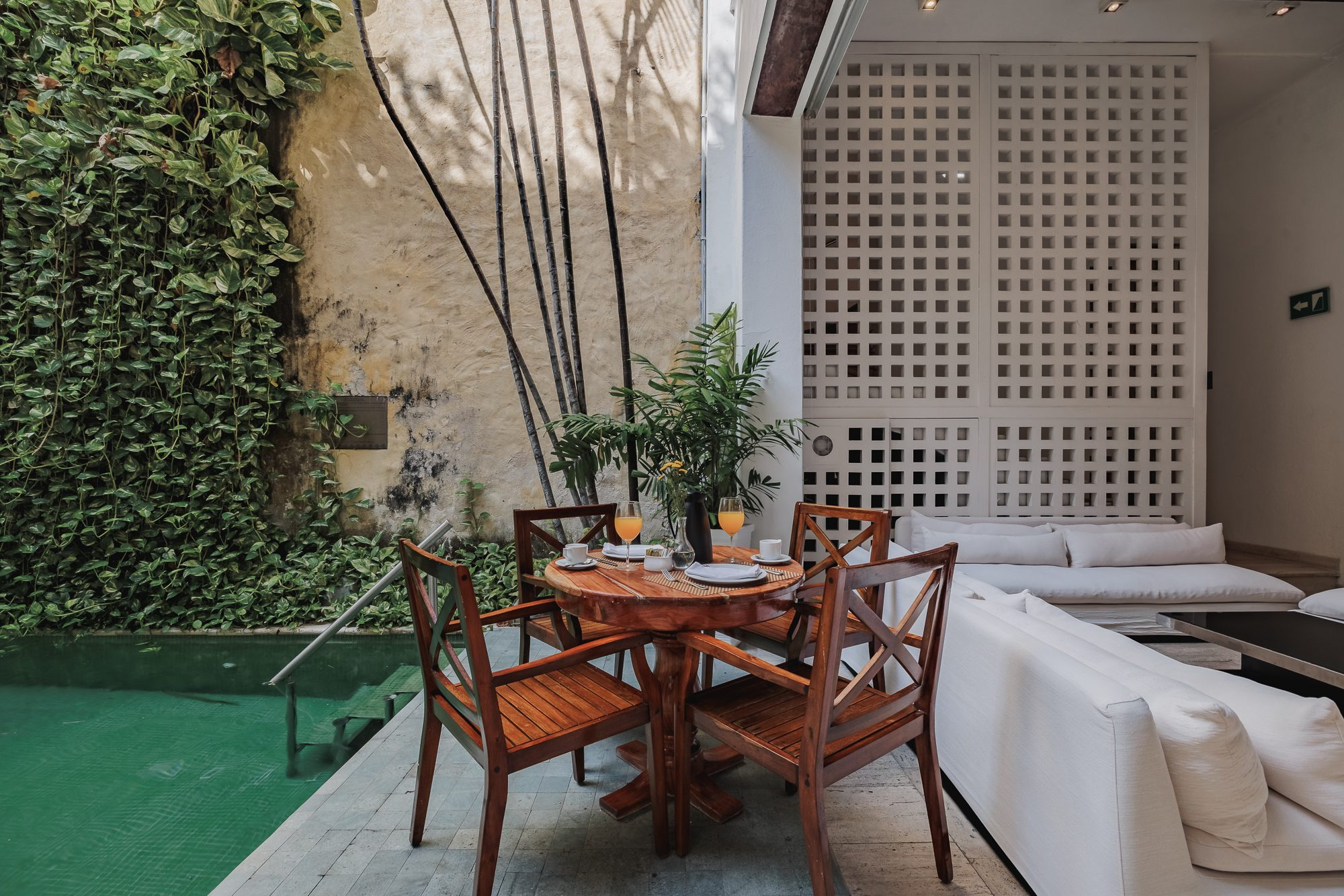Walled City villa Cartagena — colonial mansion, patio pool and suites