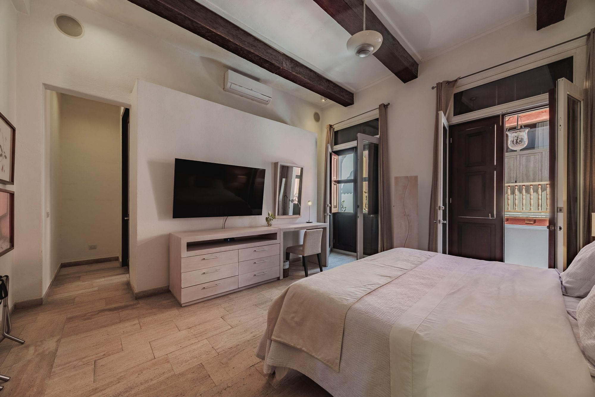 Walled City villa Cartagena — colonial mansion, patio pool and suites