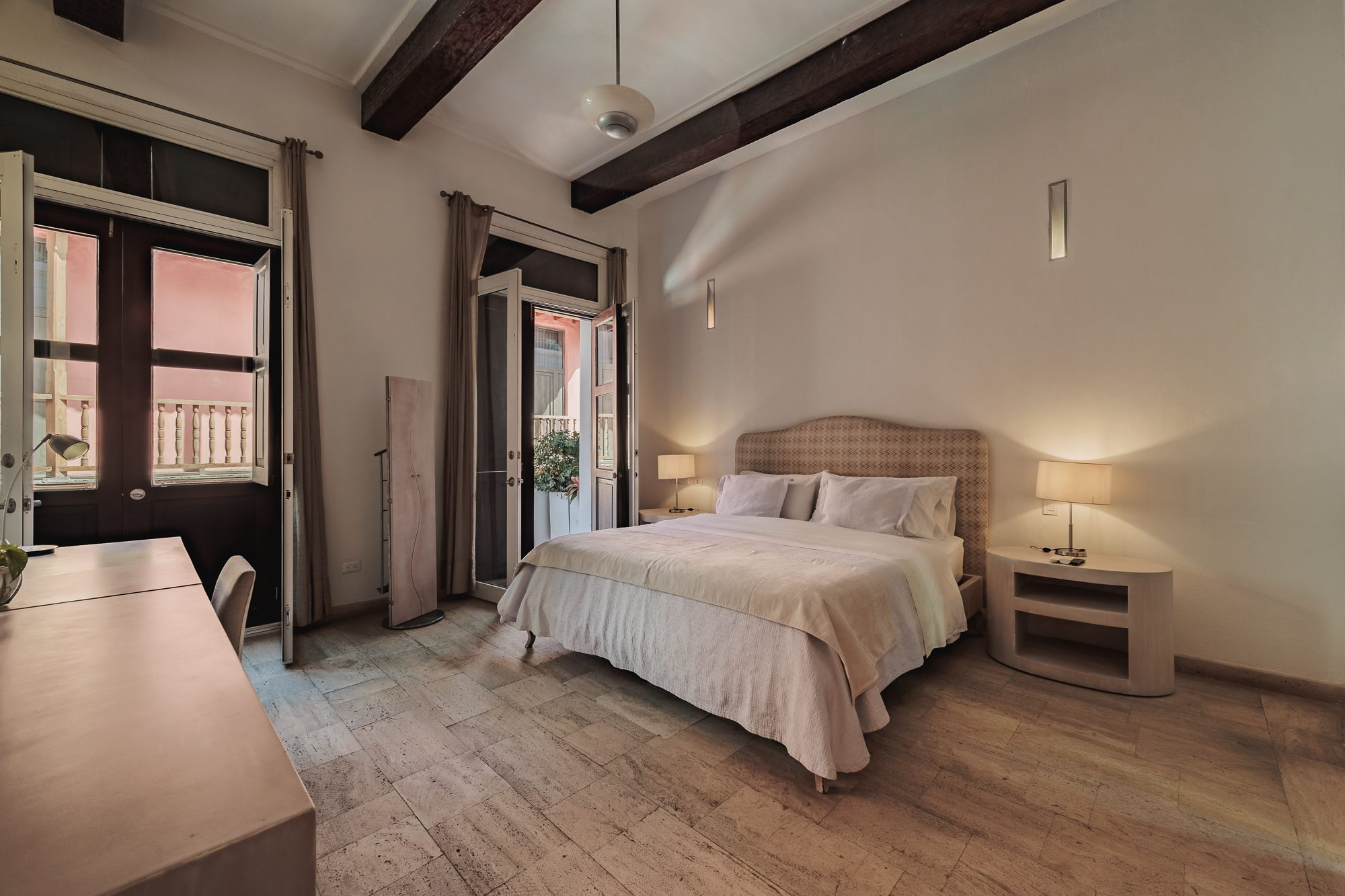 Walled City villa Cartagena — colonial mansion, patio pool and suites