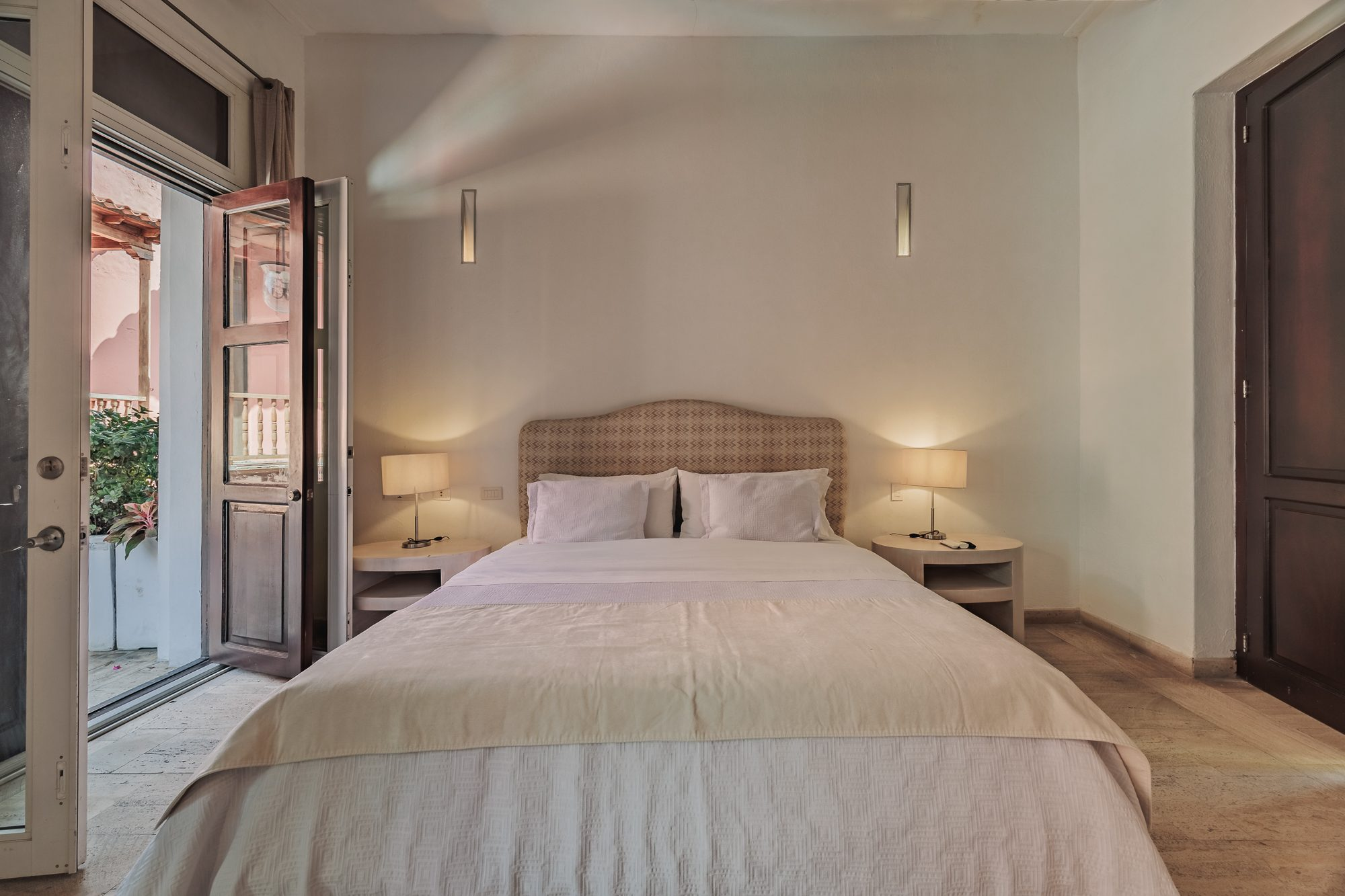 Walled City villa Cartagena — colonial mansion, patio pool and suites