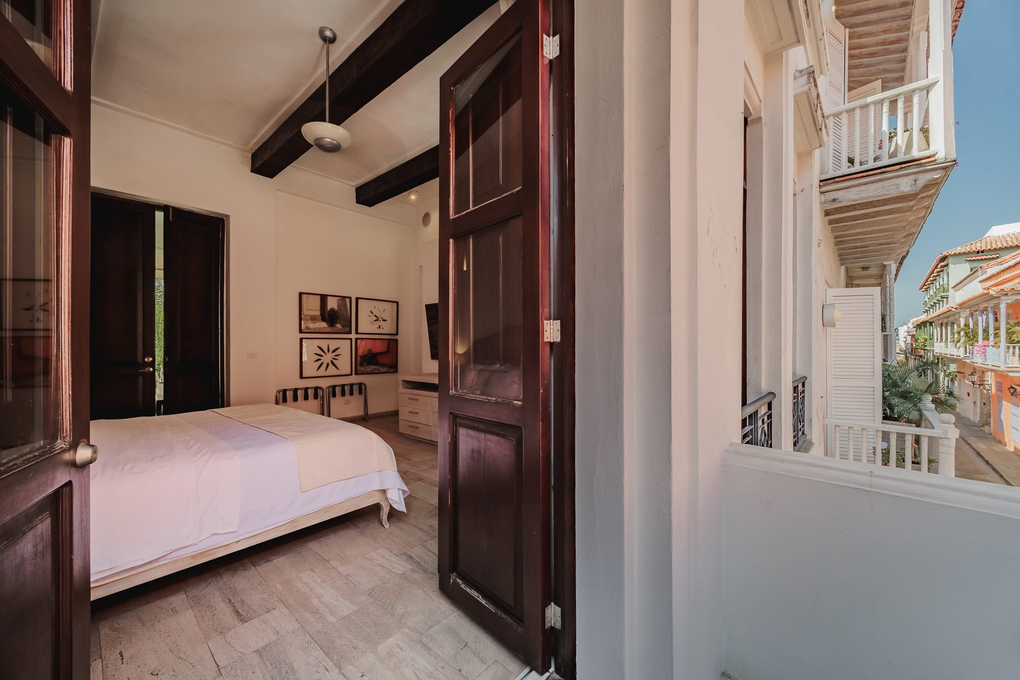 Walled City villa Cartagena — colonial mansion, patio pool and suites