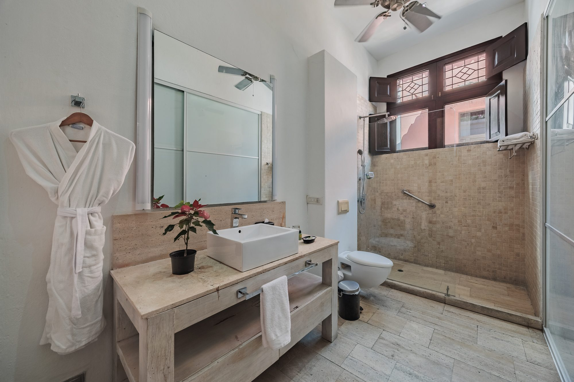 Walled City villa Cartagena — colonial mansion, patio pool and suites