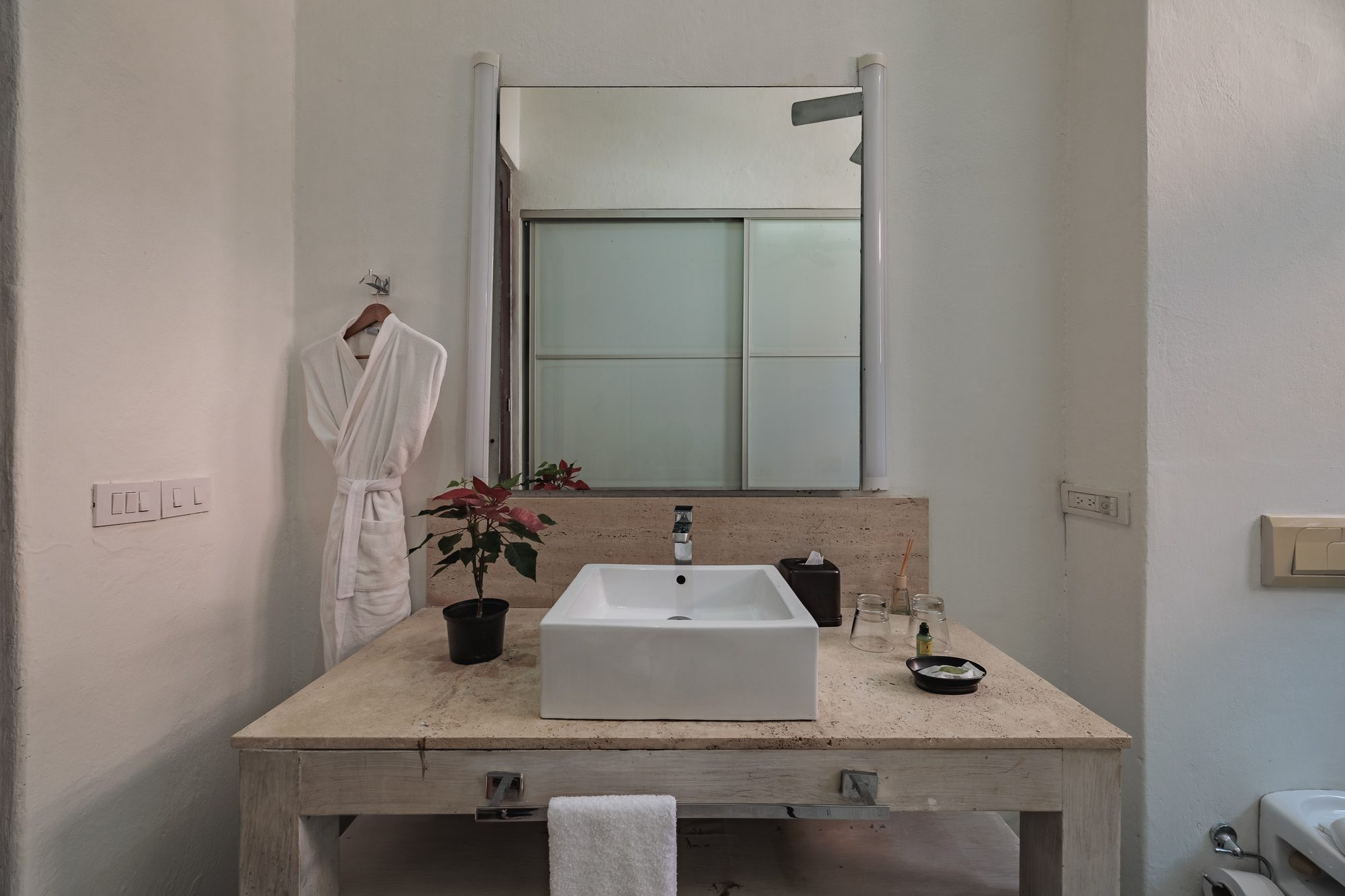 Walled City villa Cartagena — colonial mansion, patio pool and suites