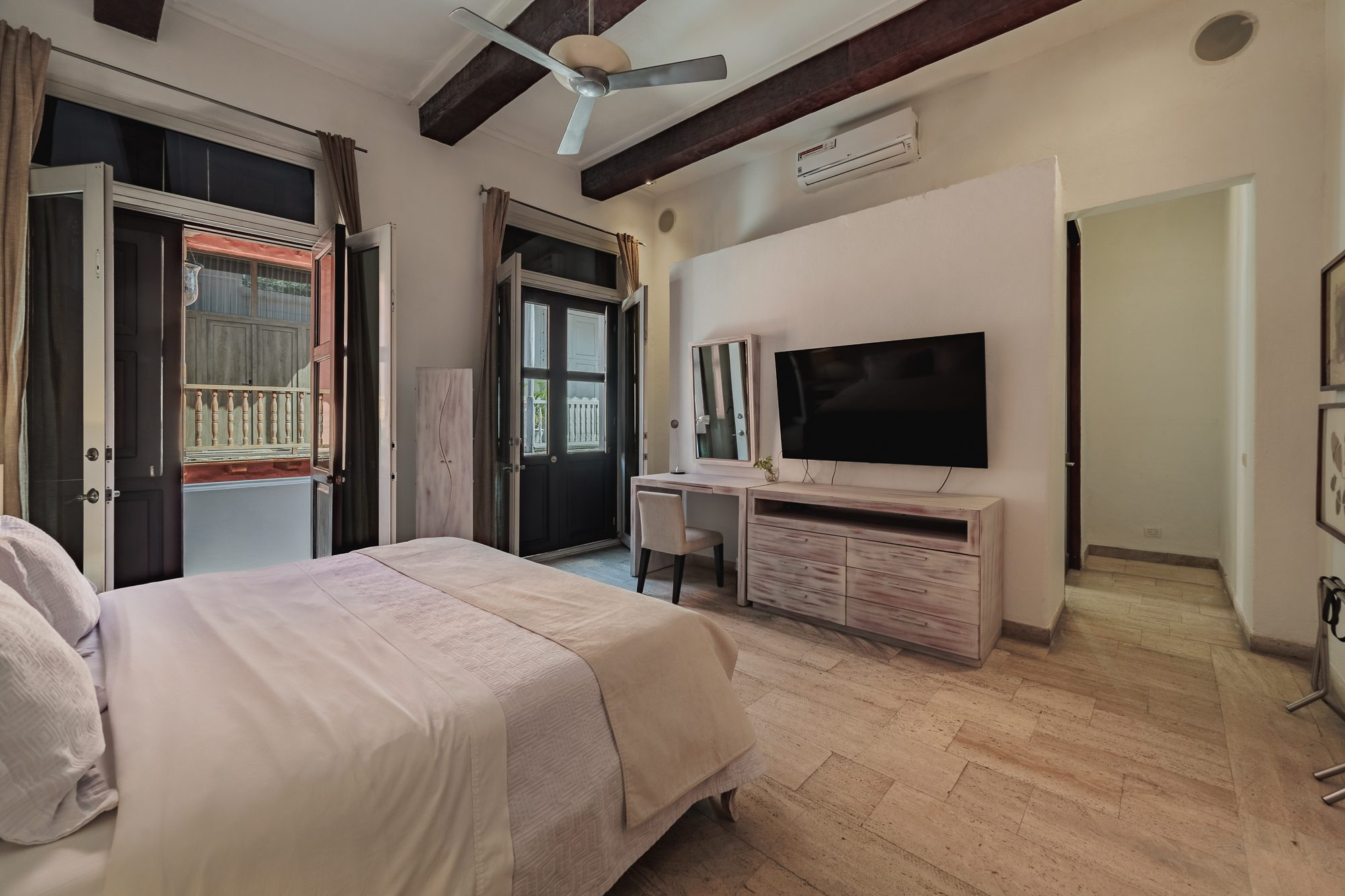 Walled City villa Cartagena — colonial mansion, patio pool and suites