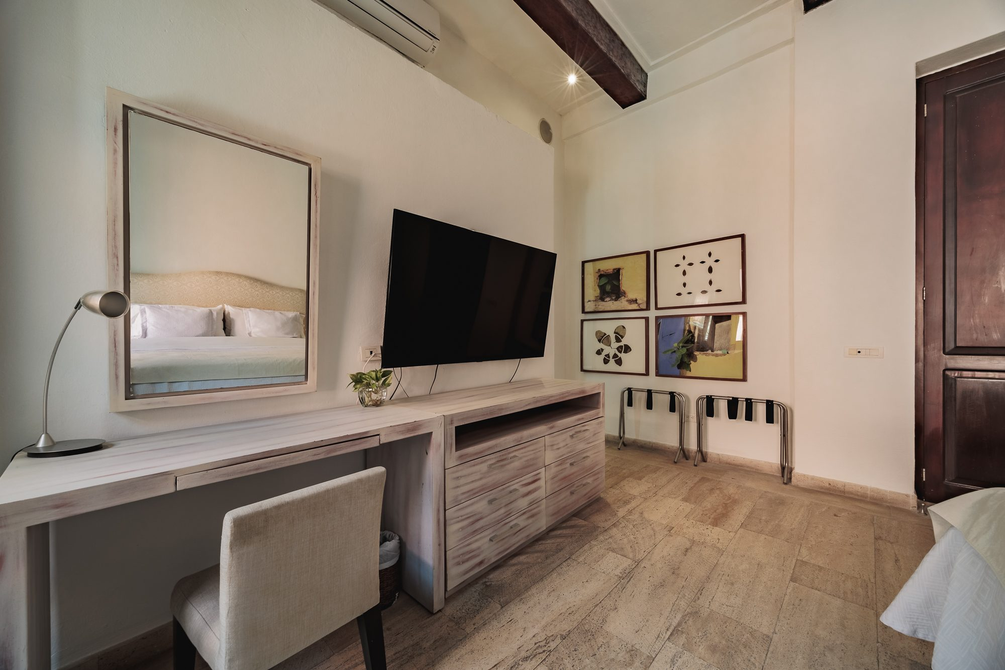 Walled City villa Cartagena — colonial mansion, patio pool and suites
