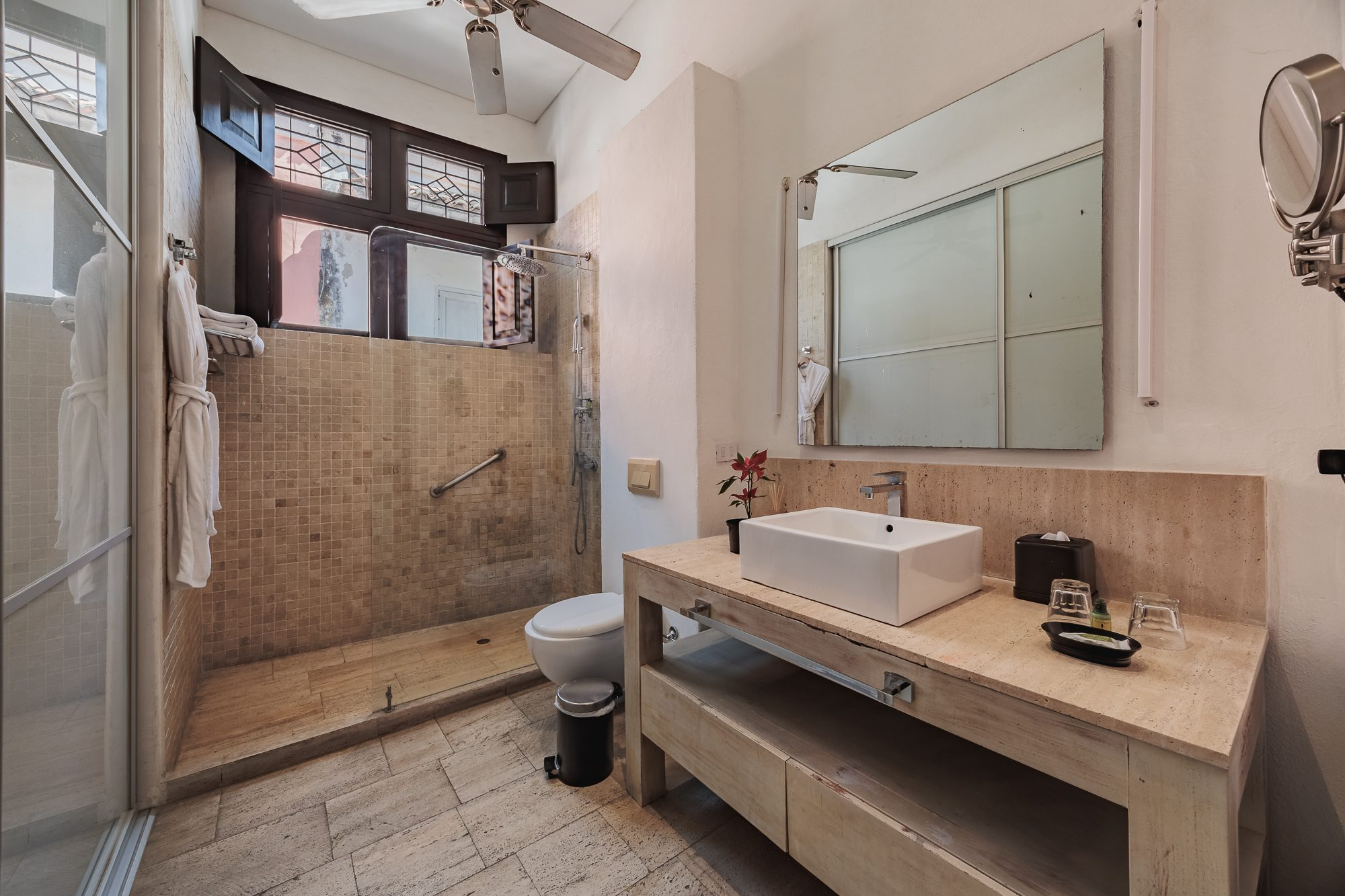 Walled City villa Cartagena — colonial mansion, patio pool and suites