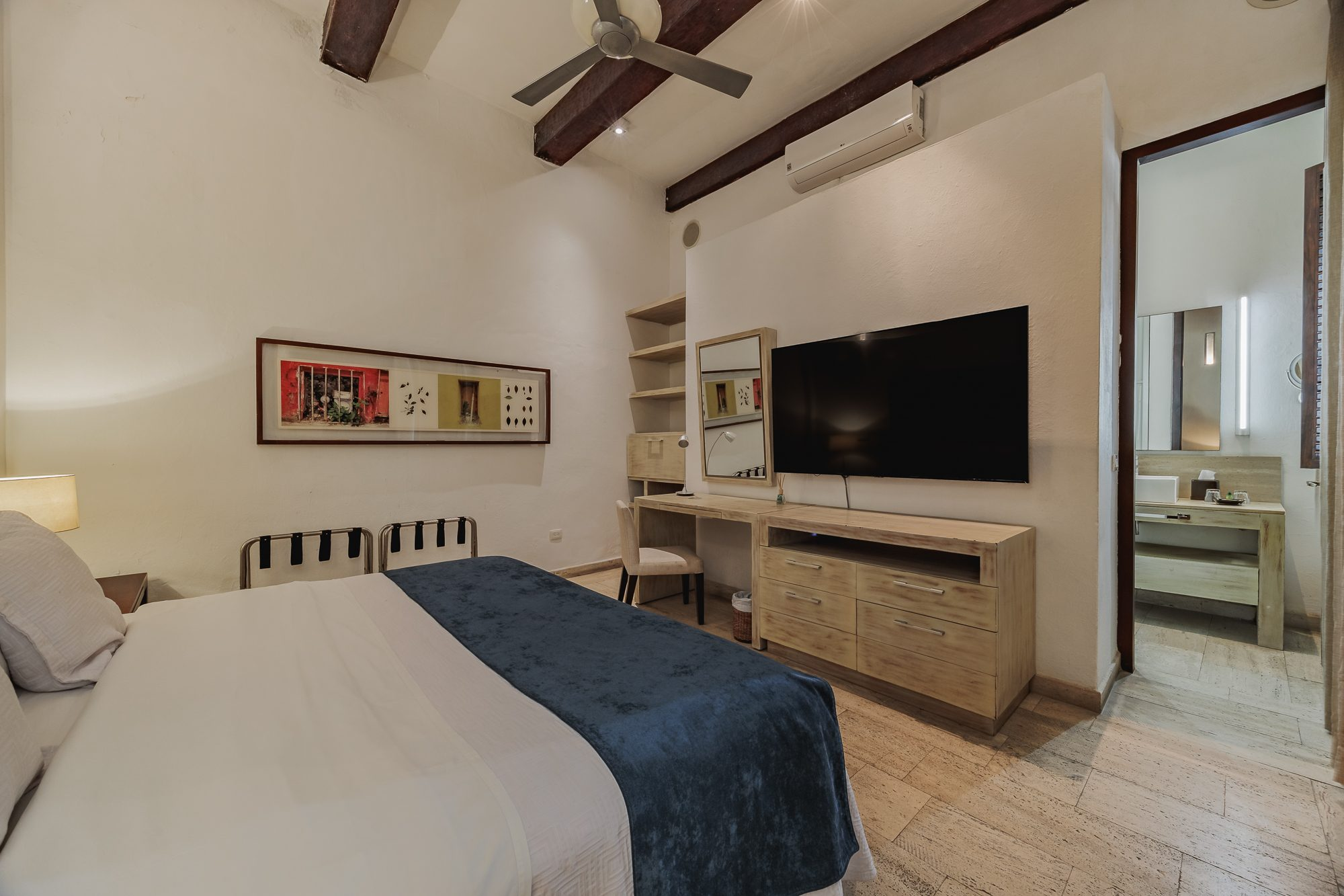 Walled City villa Cartagena — colonial mansion, patio pool and suites