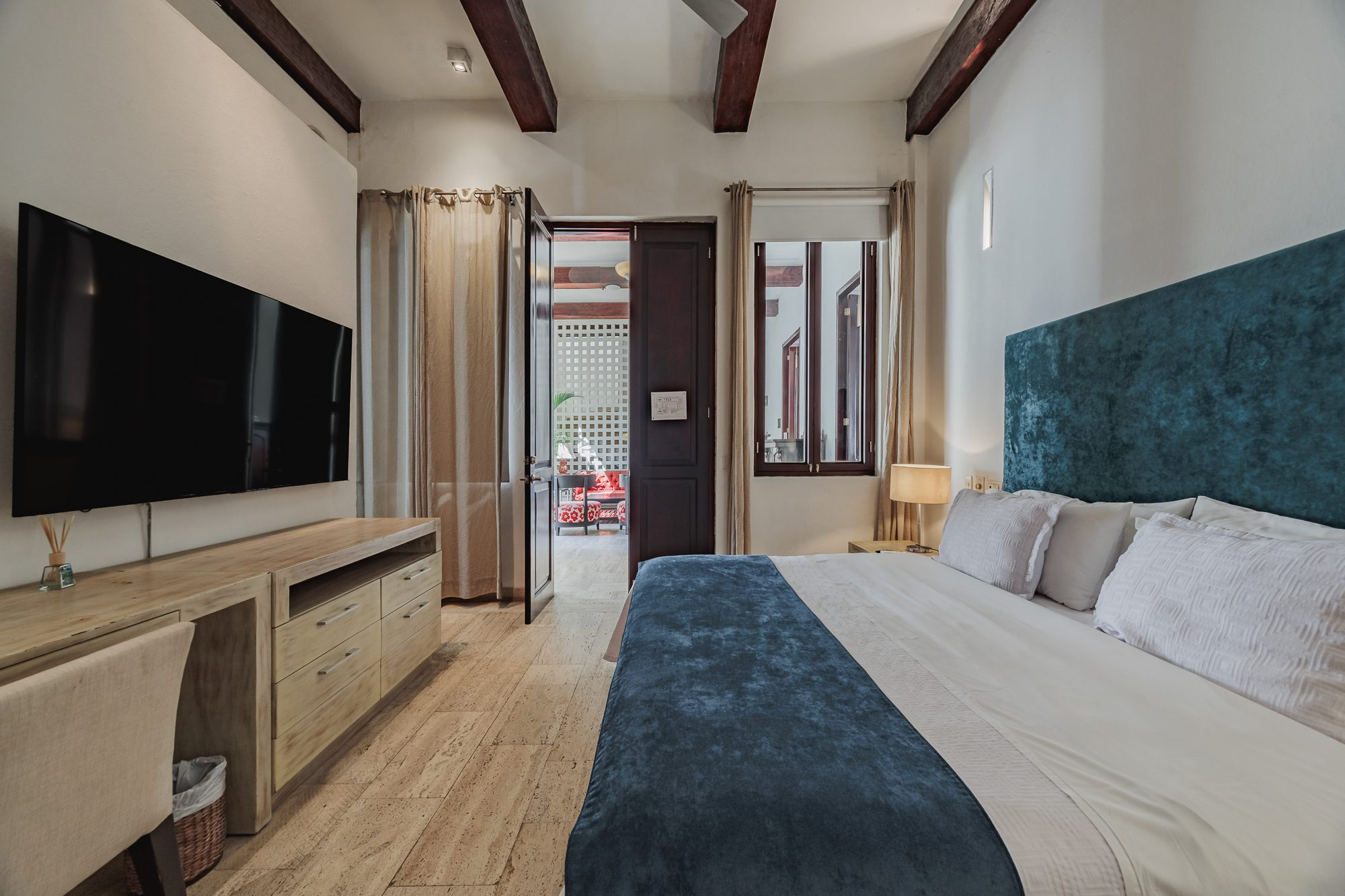 Walled City villa Cartagena — colonial mansion, patio pool and suites