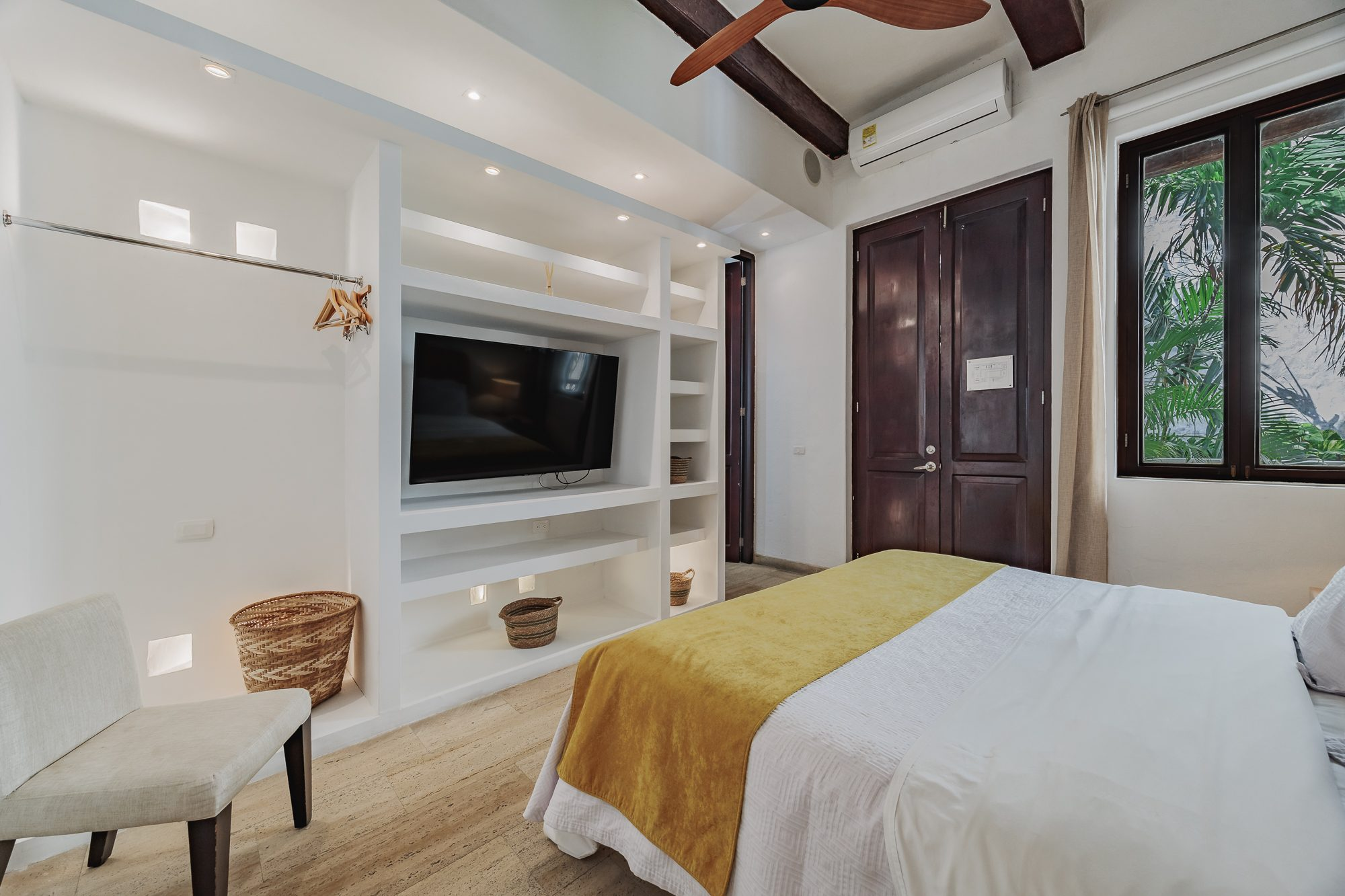 Walled City villa Cartagena — colonial mansion, patio pool and suites