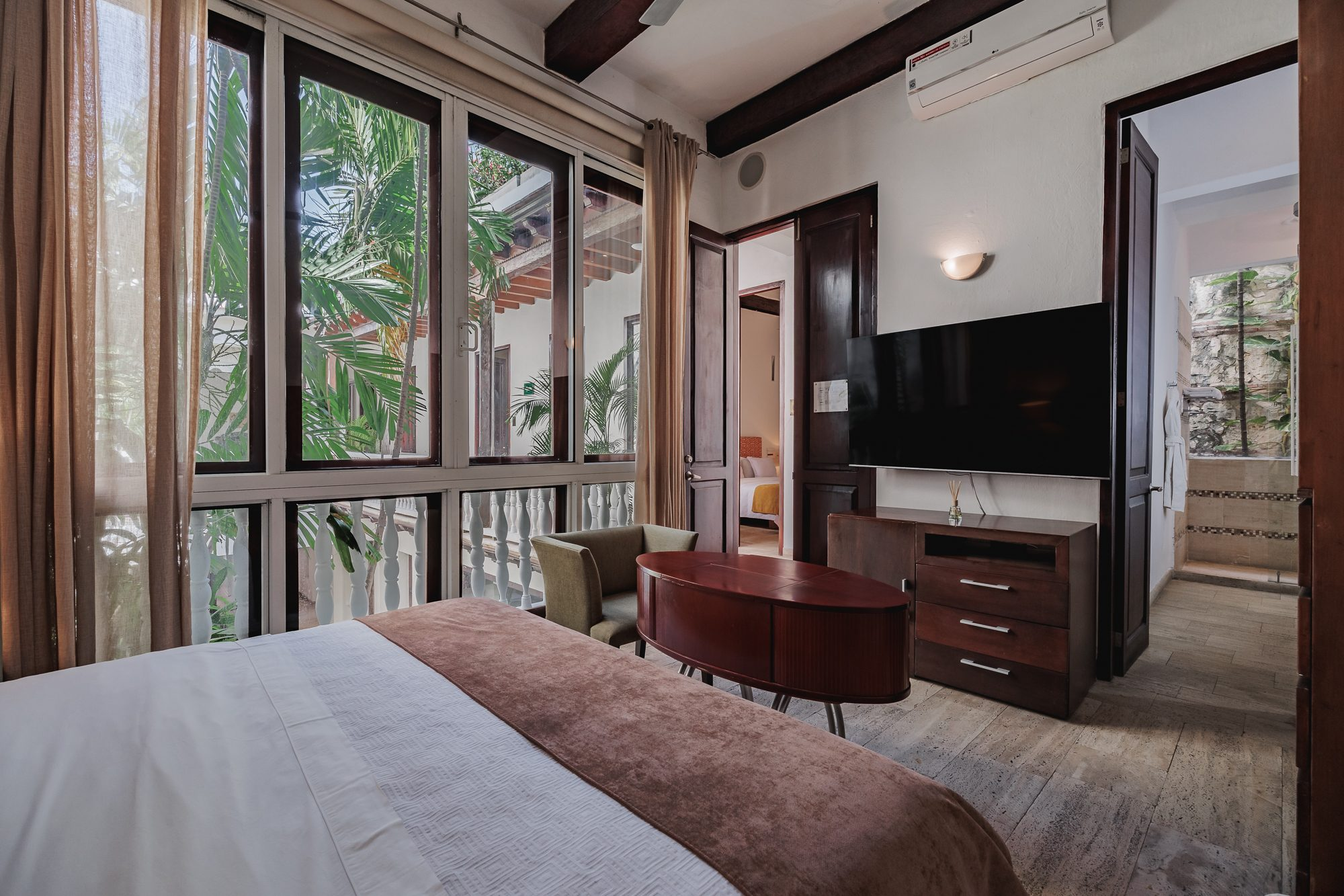 Walled City villa Cartagena — colonial mansion, patio pool and suites