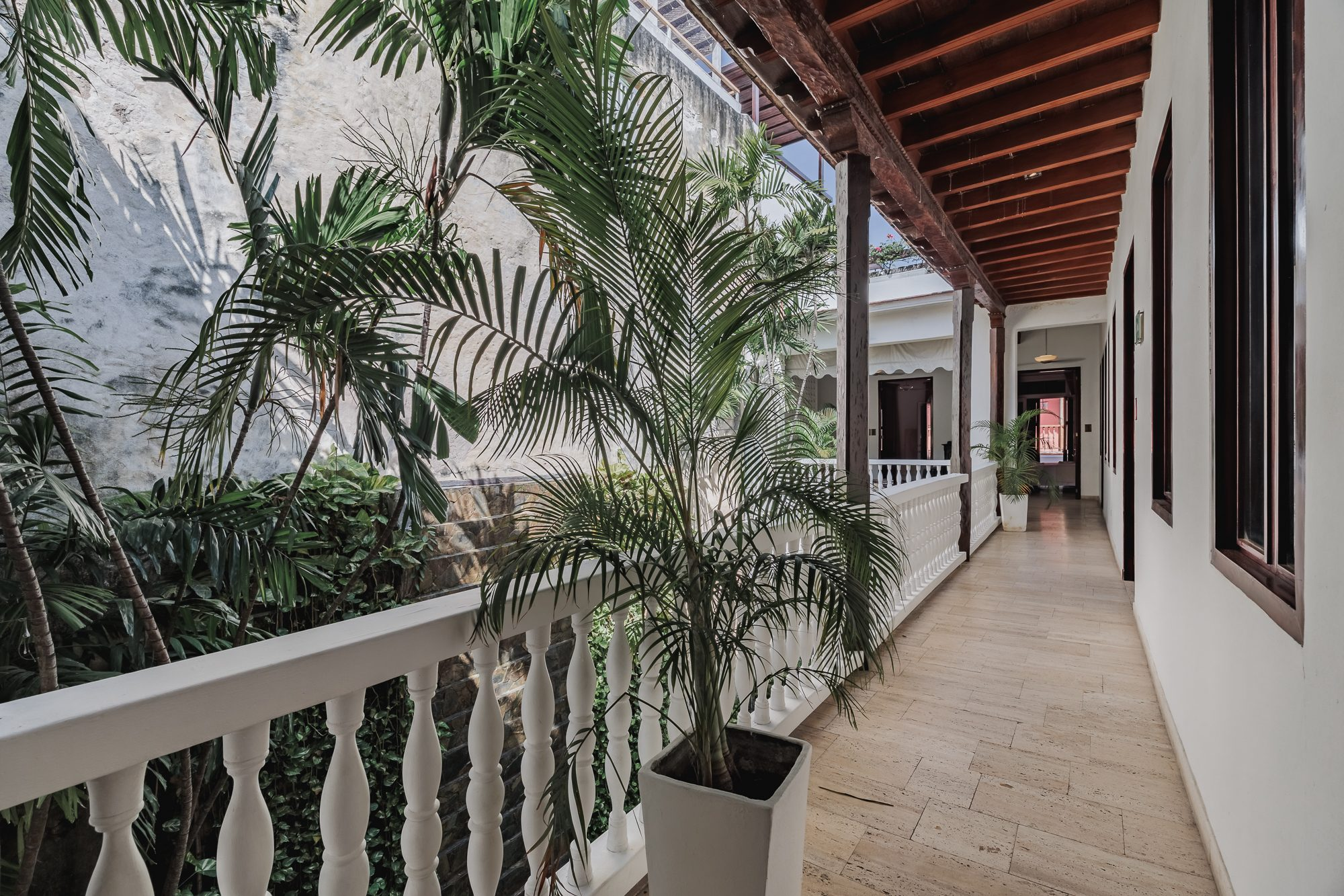 Walled City villa Cartagena — colonial mansion, patio pool and suites